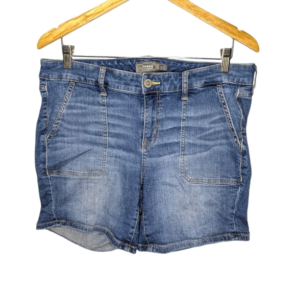 Torrid Denim Medium Wash Raw Hem Jean Shorts size woman's 14 - Picture 1 of 5